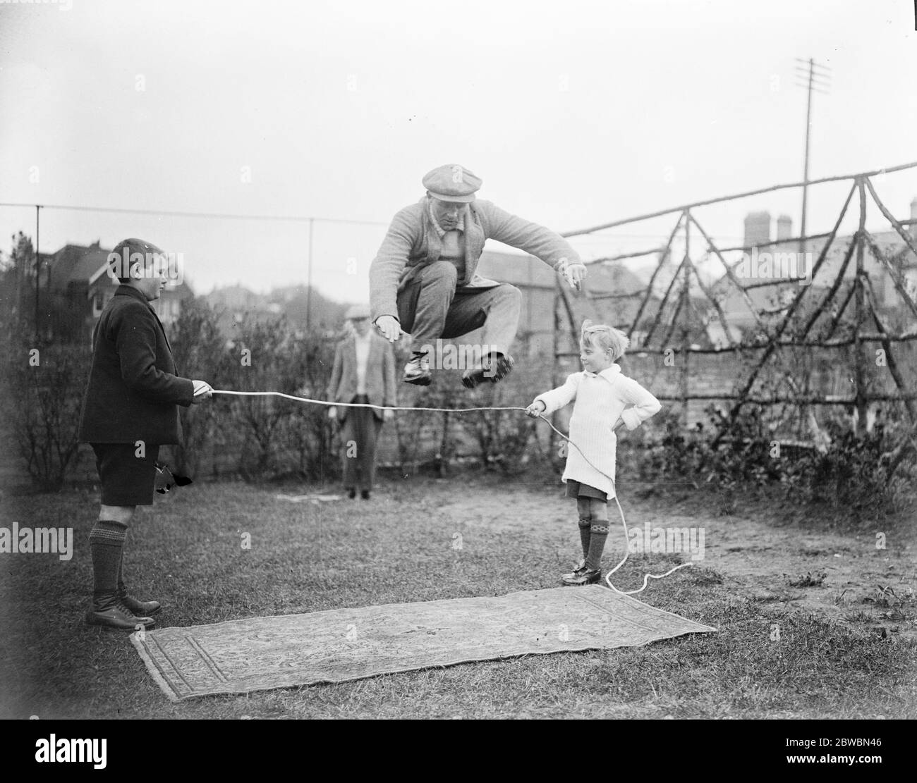 Jimmy Wilde se mettre en forme pour rencontrer le titre de Pancho Villa for World sur les fils de Welsh Hills Wilde tenant la corde pour leur père tout en faisant des exercices de saut 2 mai 1923 Banque D'Images Jimmy Wilde se mettre en forme pour rencontrer le titre de Pancho Villa for World sur les fils de Welsh Hills Wilde tenant la corde pour leur père tout en faisant des exercices de saut 2 mai 1923 Banque D'Images