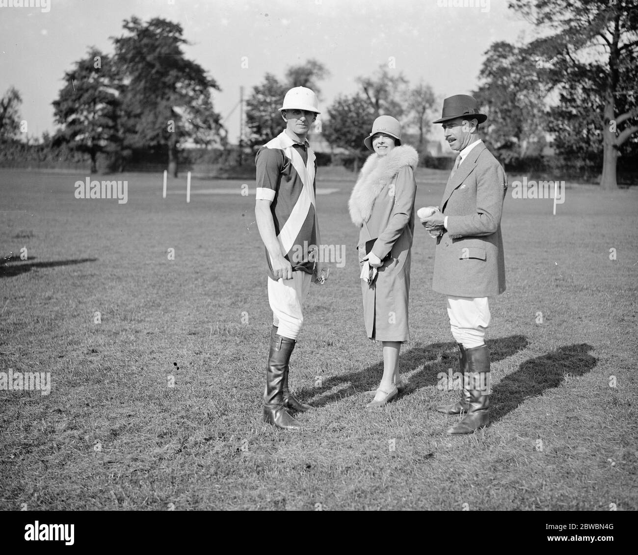 Ranelagh Polo club - ouragans contre pèlerins Capitaine Maurice Kingscote , Mme et Major H E Lyons 25 mai 1929 Banque D'Images