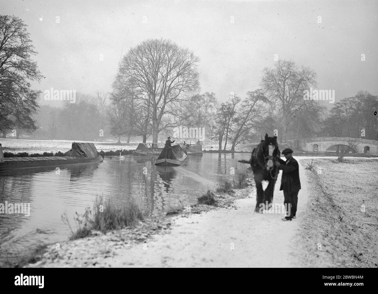 Une barge typique tirée par un cheval . Pont classique Hertfordshire novembre 1935 Banque D'Images