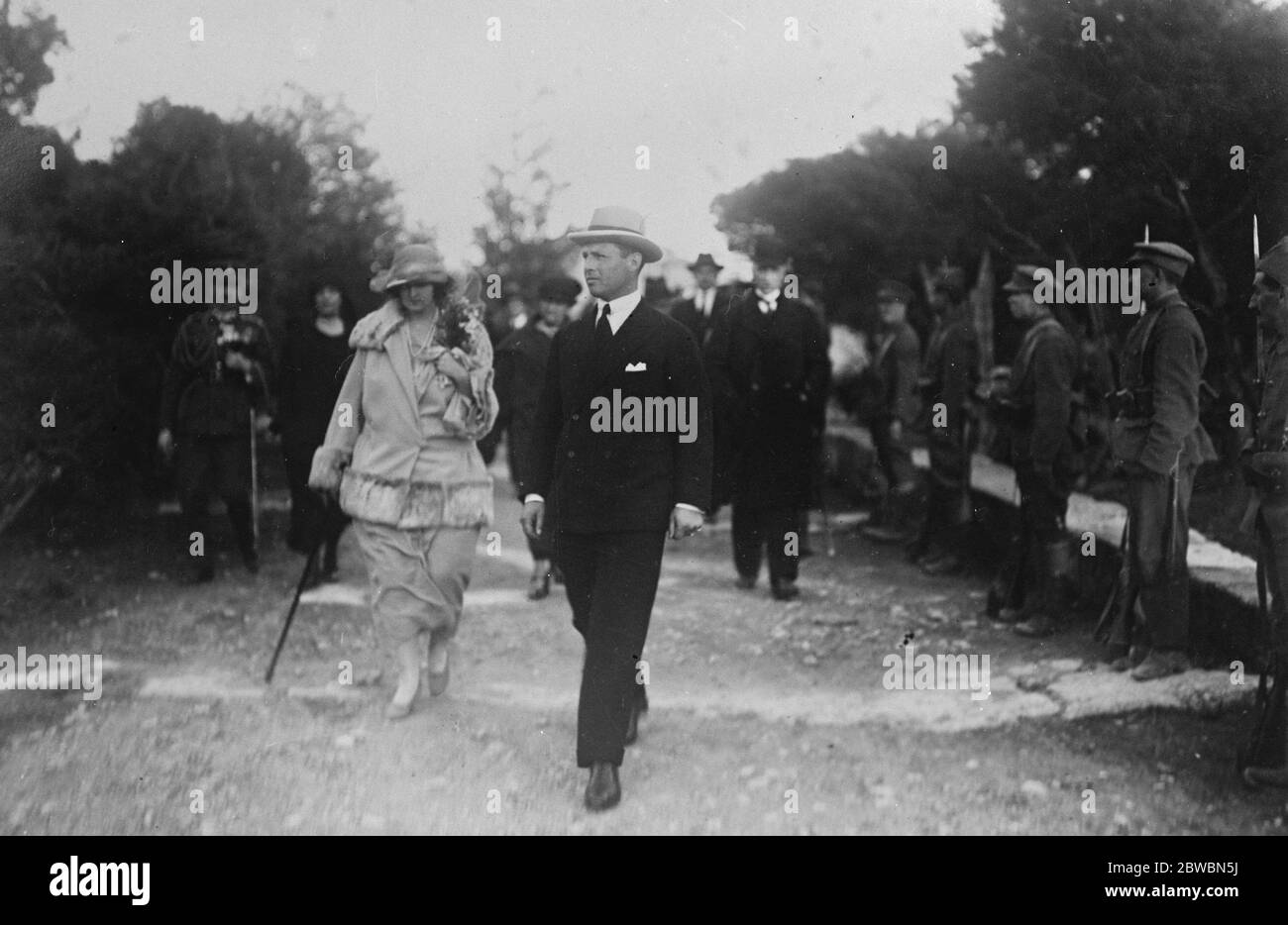 Comment le roi et la reine de Grèce sont allés en exil le roi et la reine grecs quittant leur palais à Athènes pour embarquer sur le bateau à vapeur ' Dapne ' pour la Roumanie le mercredi 19 décembre 1923 Banque D'Images