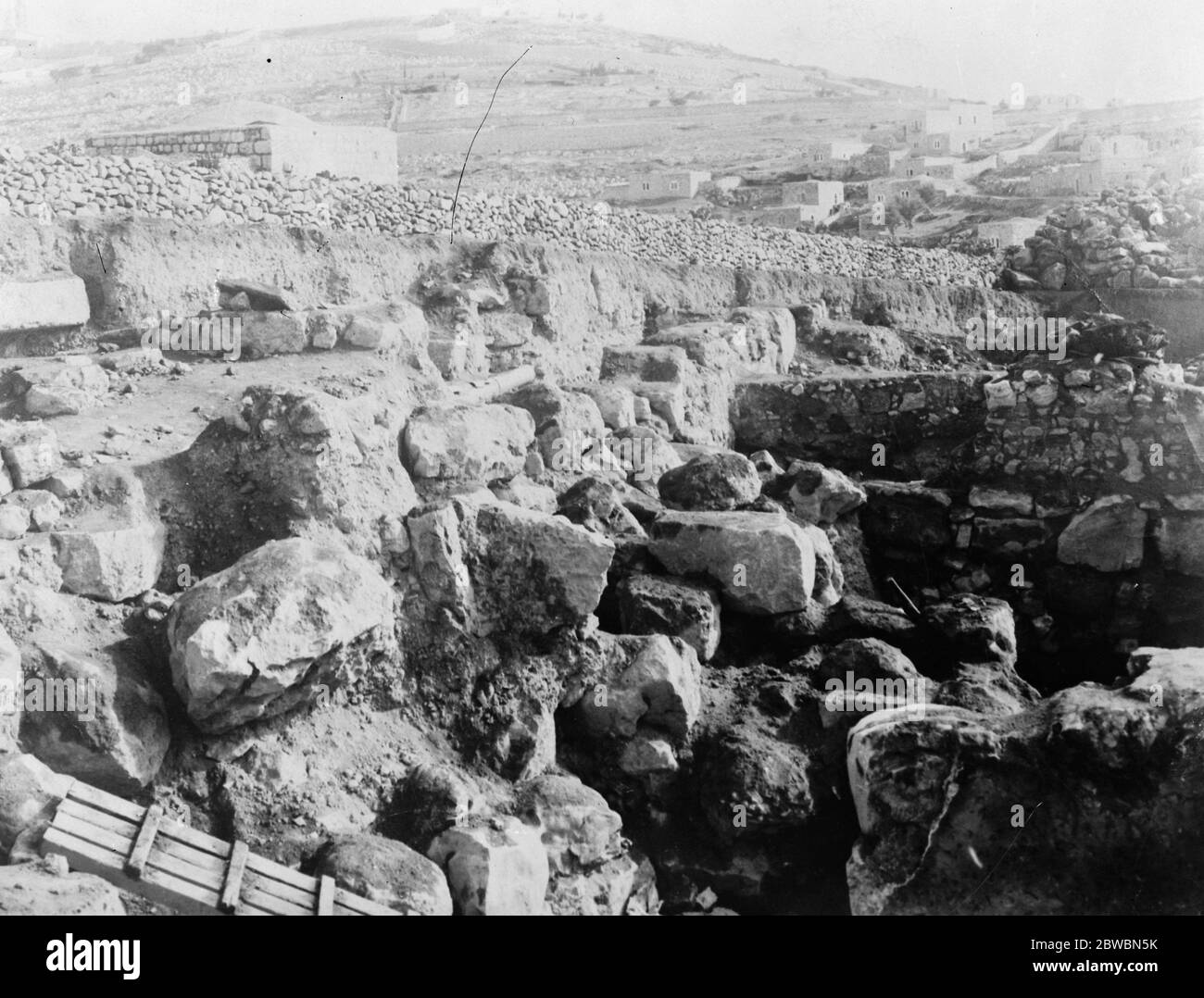 Au milieu du front est vu la grande masse tumbée de pierres identifiées avec ' la culasse faite par David ' la vue est prise face à l'est , la crête du Mont des oliviers est dans le backgroung . La brèche Miltchato a été réparée par soloman , les réparations étant effectuées par une fortification érigée sur les pierres tombées . Les traces de cette fortification sont également détectables à partir de l'excavation de Palestine 1924 Banque D'Images