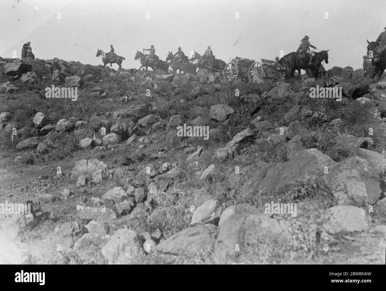 S'étend au théâtre difficile de la guerre de Rif Artillerie espagnole qui monte sur le célèbre mont de Malilla pendant la seconde guerre marocaine 17 octobre 1921 Banque D'Images