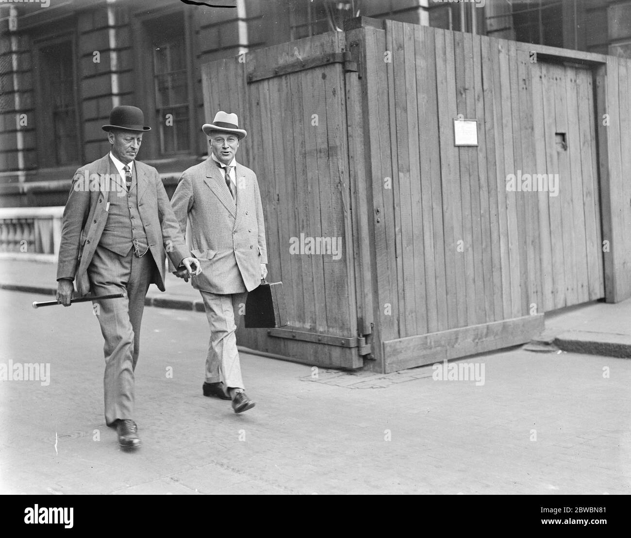 Les ministres en vêtements d'été Dr Macnamara ( à gauche ) et Sir Hamar Greenwood quittent Downing Street vendredi après la conférence sur la situation en Irlande . Les deux portent des costumes en flanelle gris 2 juin 1922 Banque D'Images