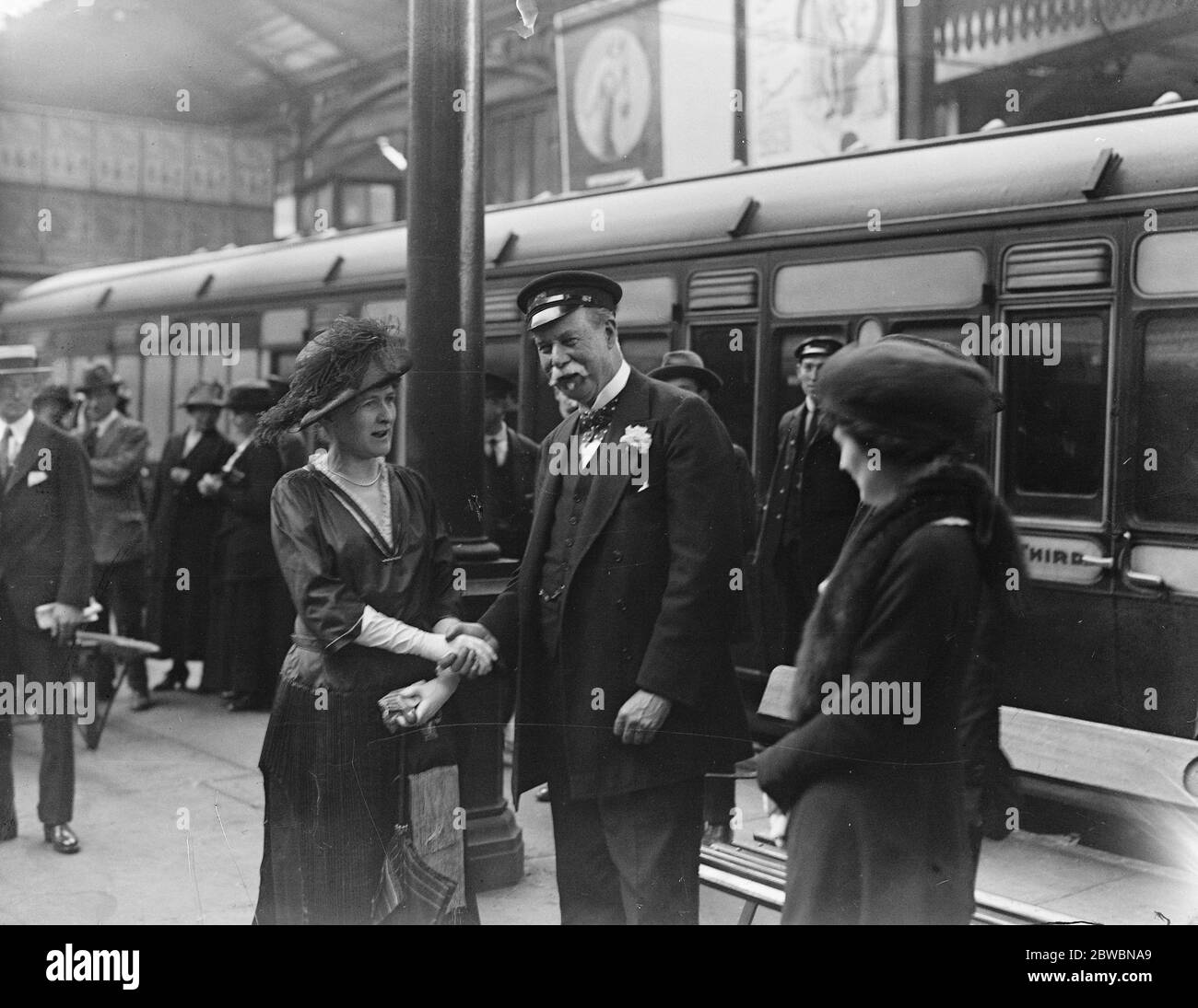 Sir Thomas Lipton quitte Euston pour l'Amérique avec Mme Davies , épouse de l'ambassadeur américain, le 11 juin 1920 Banque D'Images