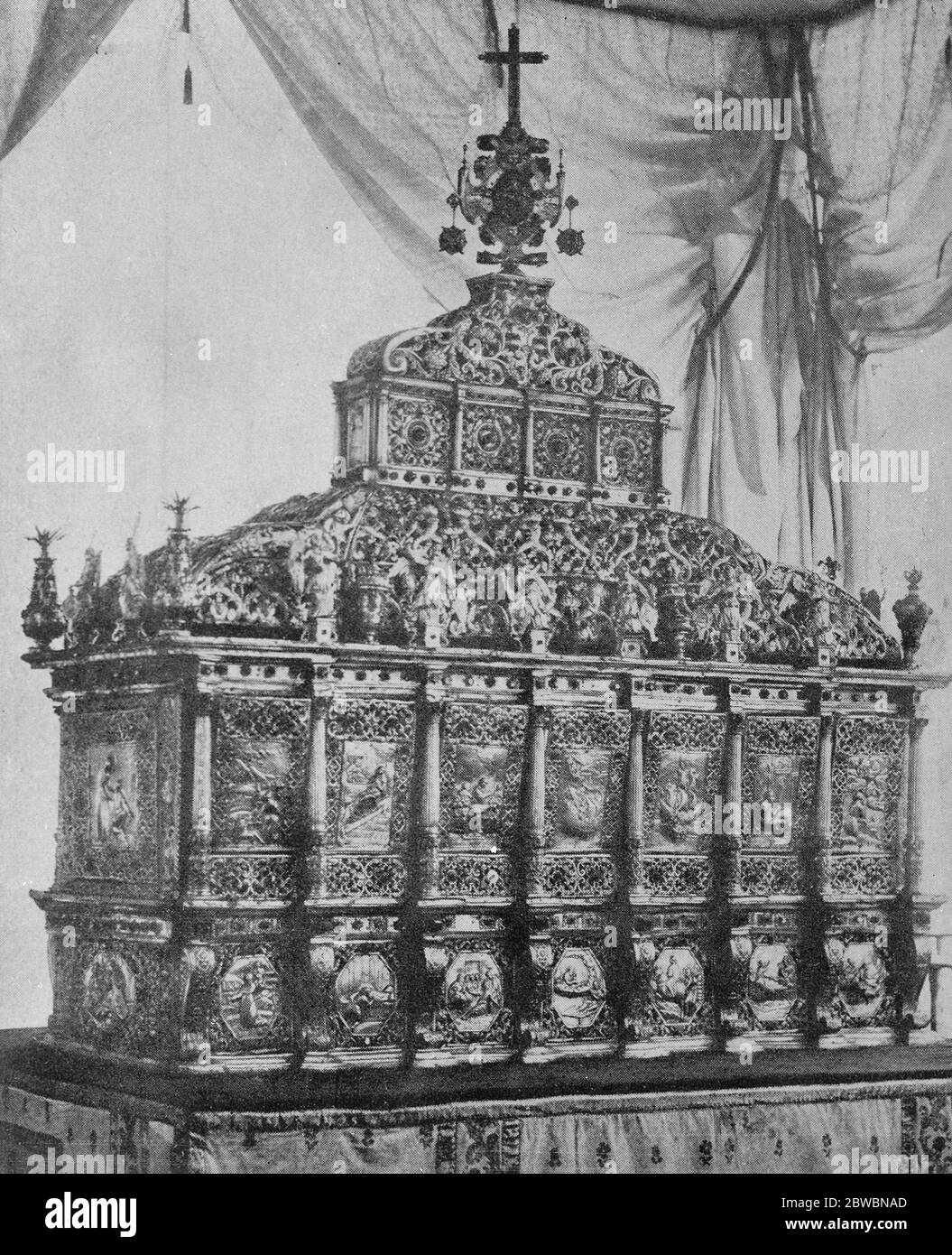 Un demi-million de pèlerins pour voir un Saint mort . Un demi-million de pèlerins sont aujourd'hui rassemblés à Goa pour l'exposition du corps de Saint François Xavier , qui est mort en Chine il y a 500 ans . Le corps est toujours dans un état équitable de préservation . La tombe de la cathédrale Saint de Goa . 5 décembre 1922 Banque D'Images