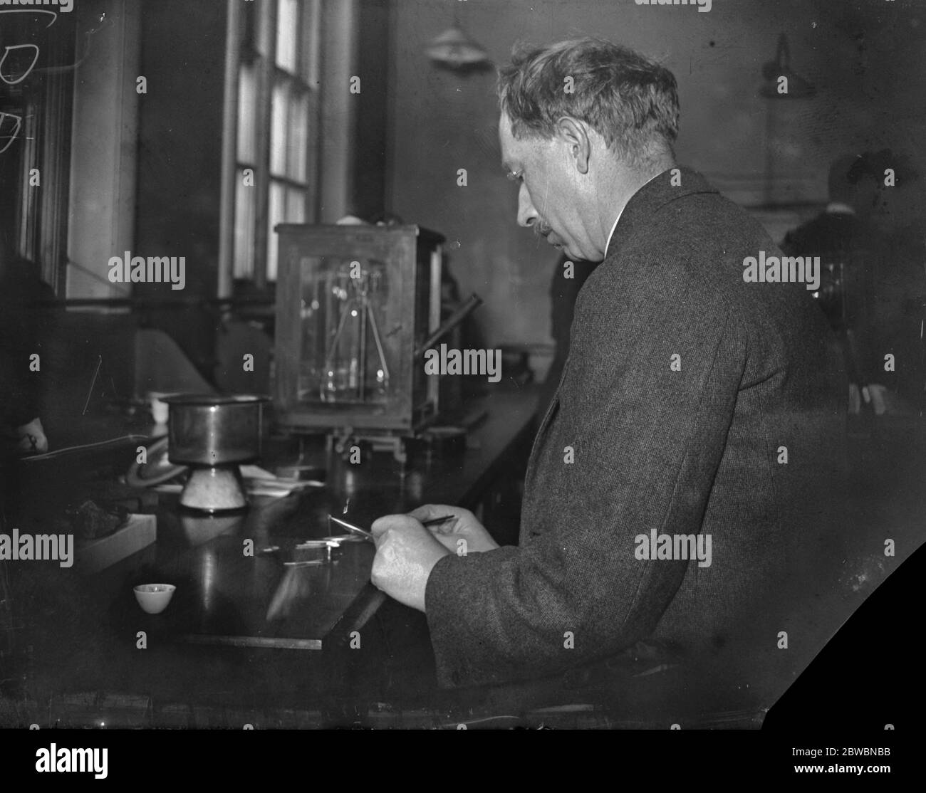 Traitement radium au Radium Institute , Riding House Street, Portland place , Londres . Remplissage des tubes de platine avec du bromure de platine . 17 janvier 1925 Banque D'Images
