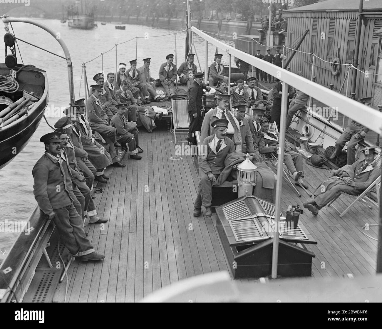 Tommies blessées à bord du navire de l'autorité du port de Londres ' Conservator ' Banque D'Images