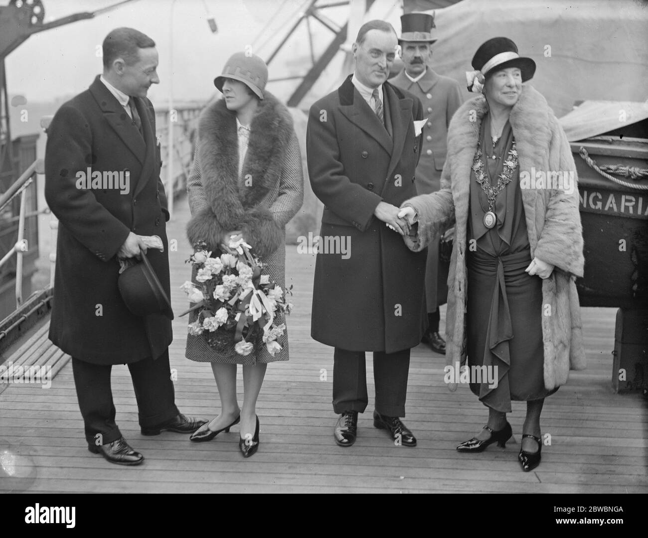 Sur le SS Berengaria à Southampton le capitaine Phillips ( R A C ) , Mme et le capitaine Malcolm Campbell et le maire de Southampton ( Mme Foster Welch ) Banque D'Images