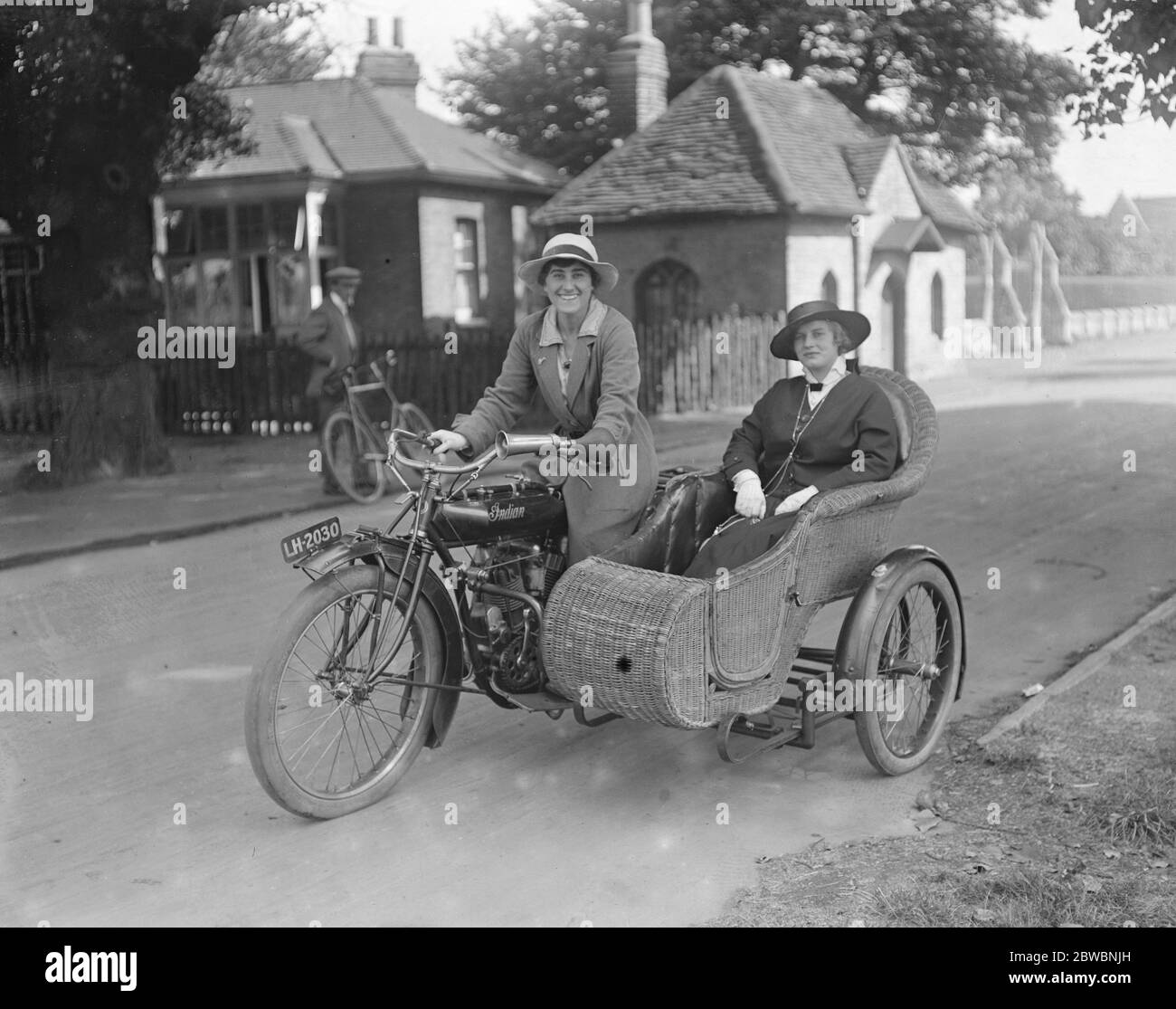 Mlle Sybll Arundale et Mlle Betty Fairfax pour un voyage à moteur Banque D'Images