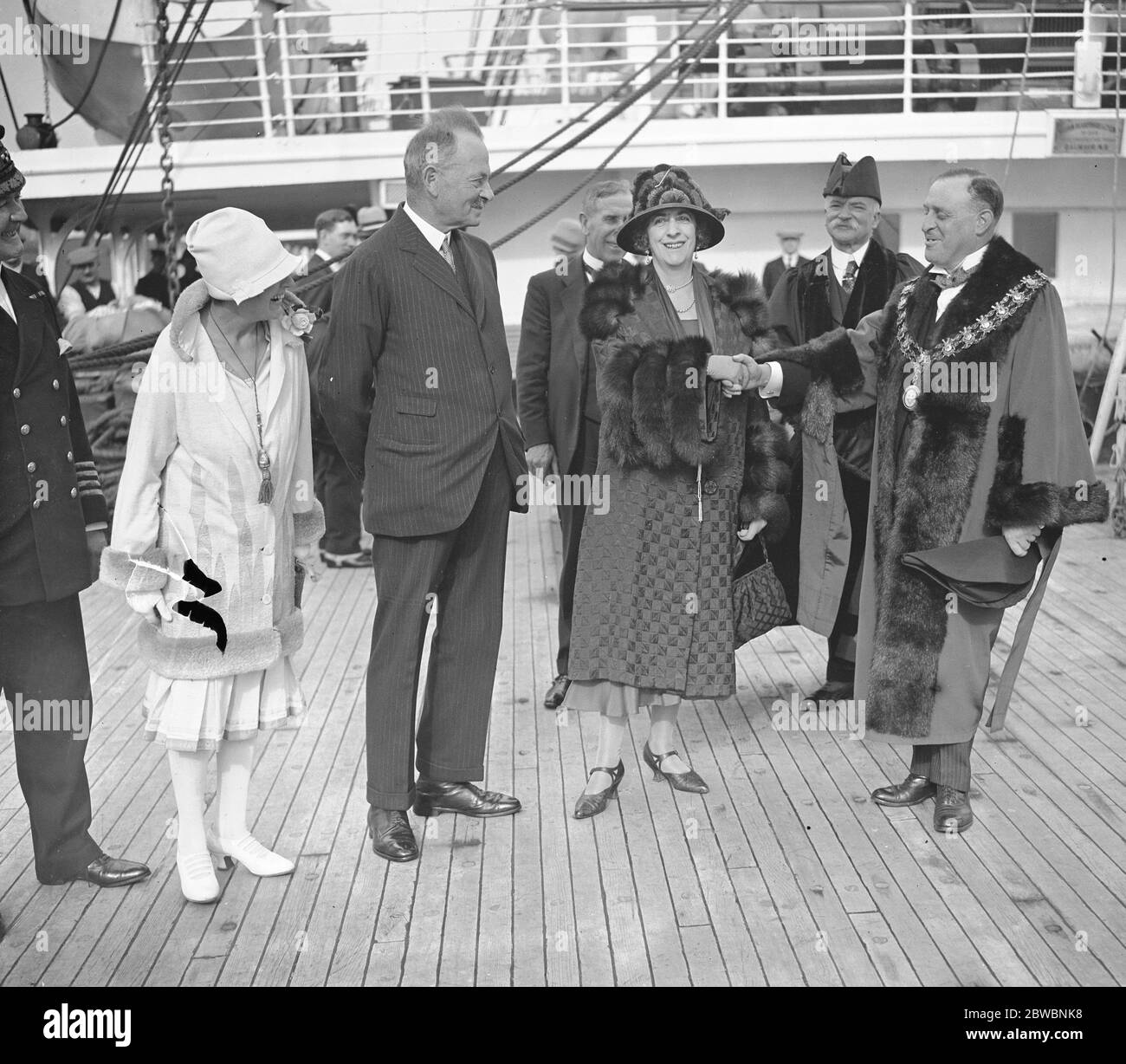 A bord de l' impératrice SS de France , le Seigneur de Southampton et Lady Byng salués par le Maire de Southampton Banque D'Images