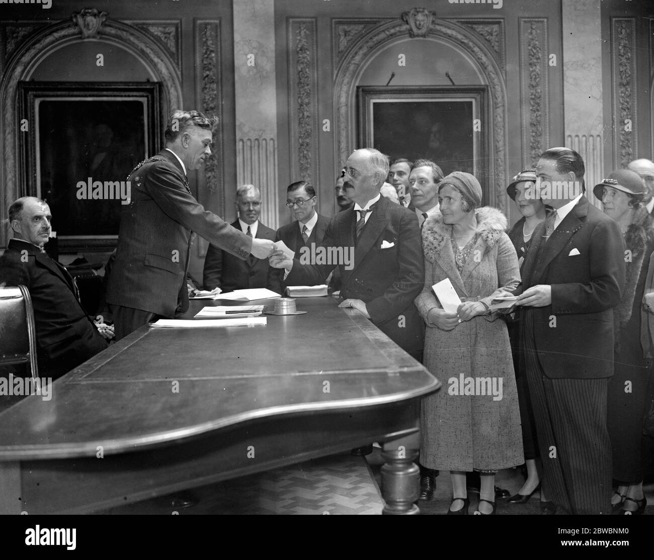 Dulwich par élection . Les candidats remettant leurs documents de candidature au maire de Camberwell ( Alderman Arthur Pearman ) . 30 mai 1932 Banque D'Images