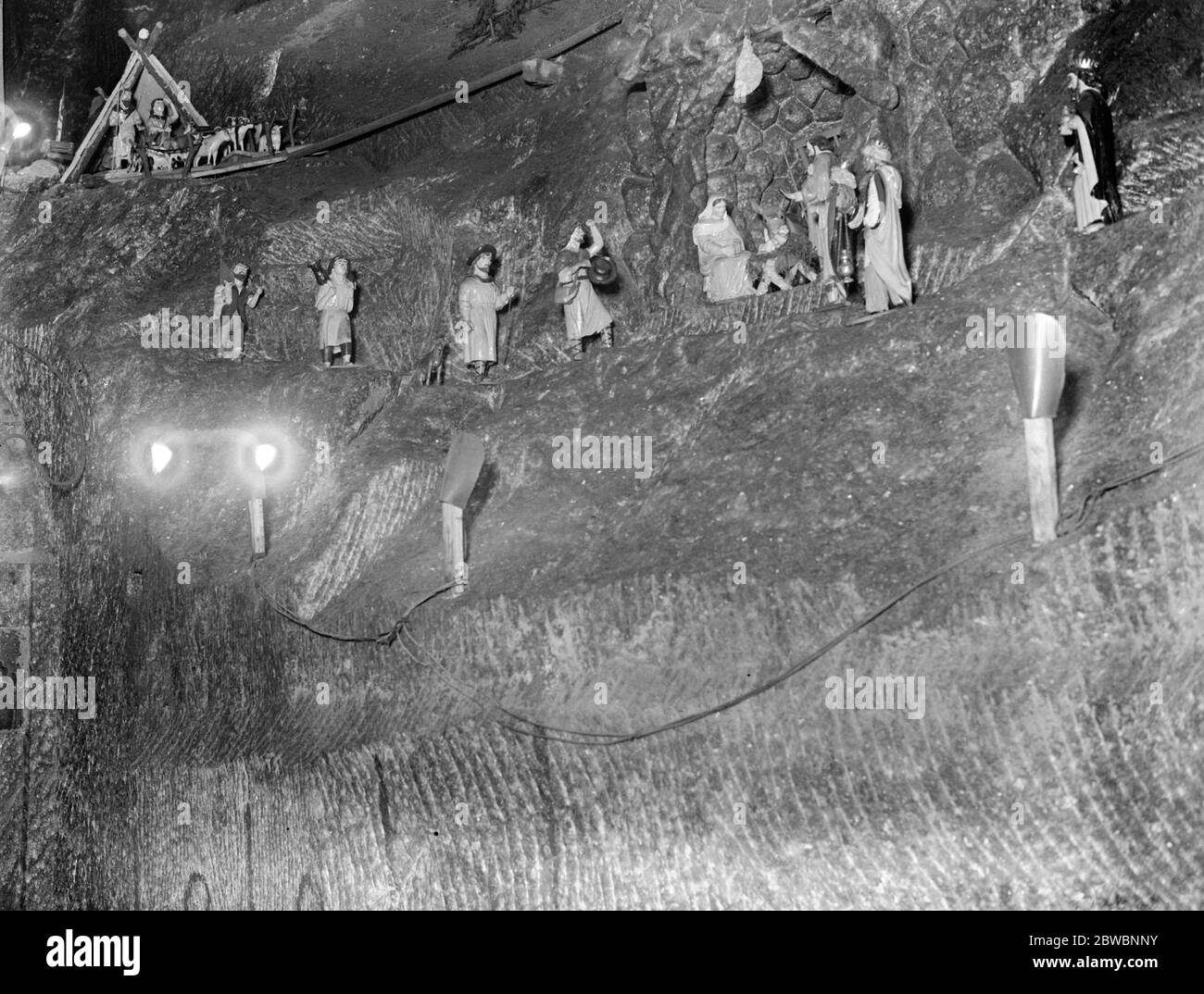 Expérience remarquable du Haut Commissaire britannique en haute Silésie . Prend le thé avec des notables polonais 1,000 pieds sous terre. Une minature à sculptée du sel solide dans les profondeurs de la mine . Il est orné de petites figures représentant les trois Rois de l'est visitant le Sauveur infantile . 22 octobre 1921 Banque D'Images