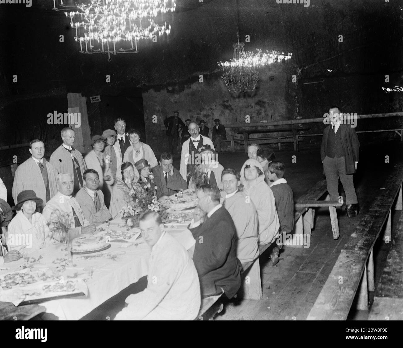 Expérience remarquable du Haut Commissaire britannique en haute Silésie . Prend le thé avec des notables polonais 1,000 pieds sous terre. Cette fête au thé . Sir Harold Stuart est vu assis à la table , la deuxième figure de gauche . 22 octobre 1921 Banque D'Images