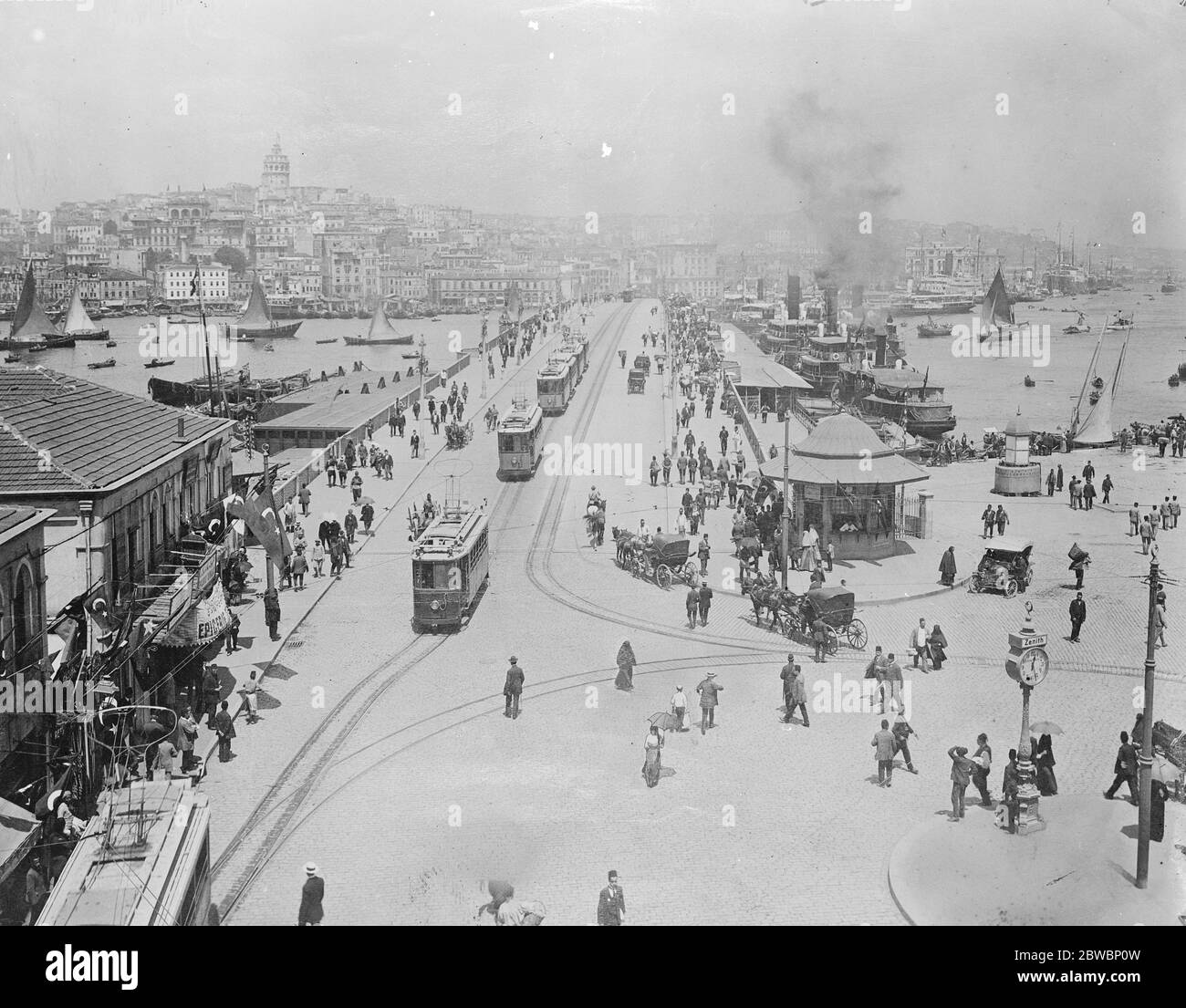 Constantinople sur la côte de la Turquie le pont de Galata, nouvellement reconstruit, 21 novembre 1922 Banque D'Images