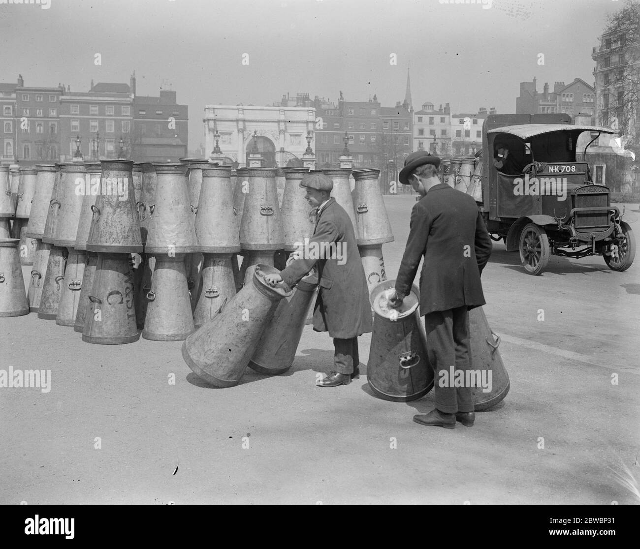 Bénévoles au travail à Hyde Park Londres traitant de l'approvisionnement en lait 15 avril 1921 Banque D'Images Bénévoles au travail à Hyde Park Londres traitant de l'approvisionnement en lait 15 avril 1921 Banque D'Images