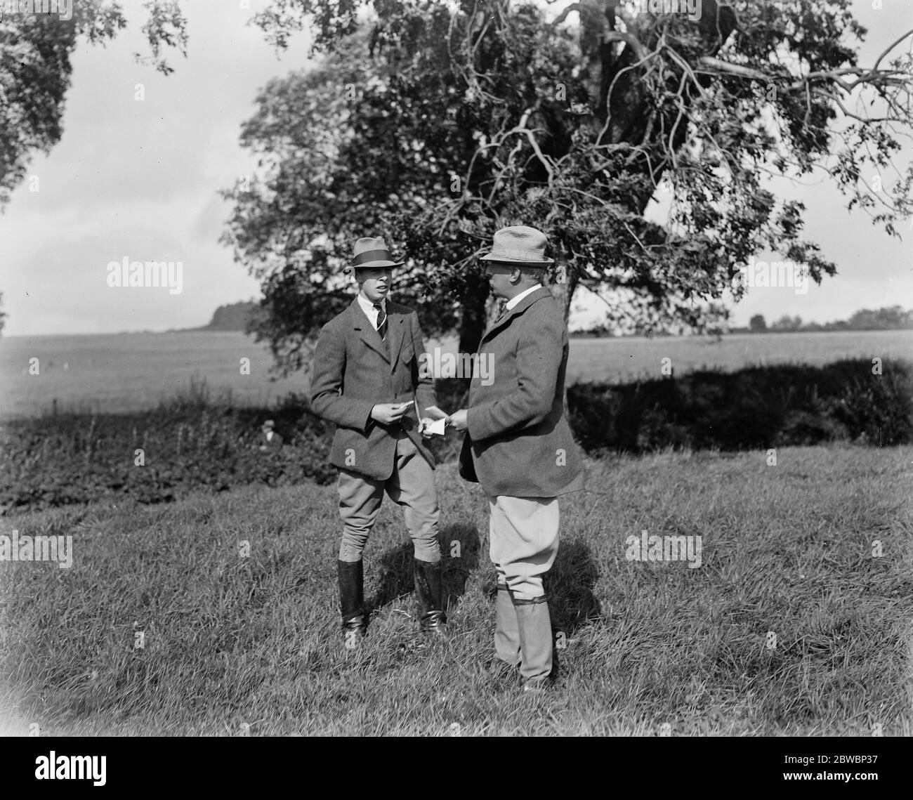Détectives de chiens . Essais de chasse à Savernake . Lord Ailesbury , DSO et son fils Lord Cardigan . 26 septembre 1922 Banque D'Images