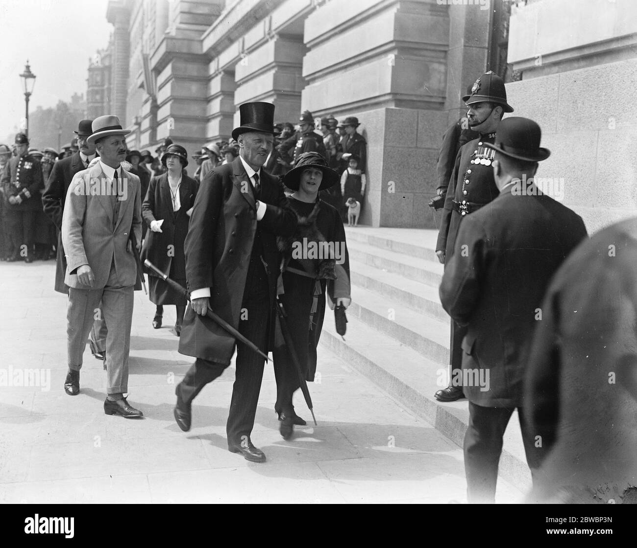 Le roi ouvre la nouvelle salle de comté Dr Macnamara et sa fille arrivant le 17 juillet 1922 Banque D'Images