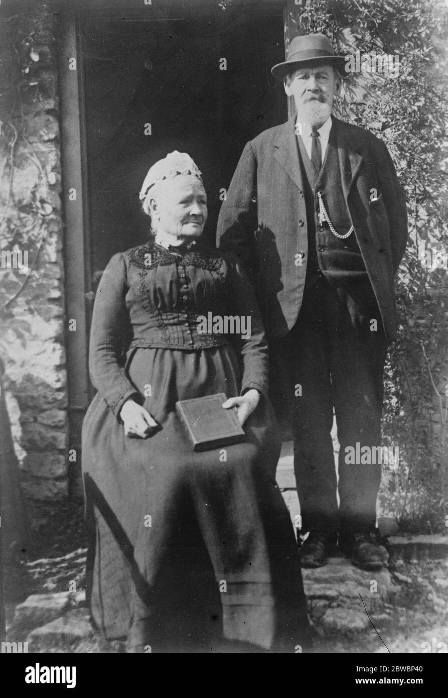 Soixante-cinq ans de Bliss marié M. et Mme William Rice, âgés respectivement de 84 et 85 ans, qui viennent de célébrer le 65 anniversaire de leur mariage le 22 septembre 1922 Banque D'Images