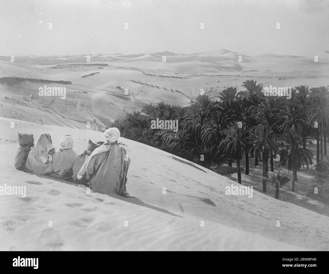 Sahara recherche de l'équipage du navire à air perdu . Une vue saisissante dans le désert du Sahara , où l'on craint que les survivants de l'équipage du navire géant Dixmude soient en danger de mort par la faim et la soif . 27 décembre 1923 Banque D'Images