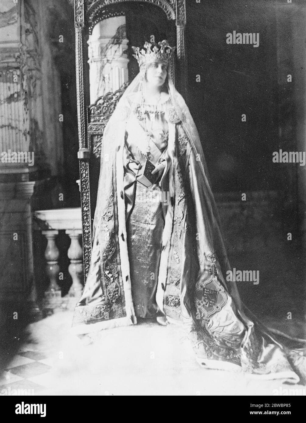 La Reine de Roumanie en robe de couronnement 13 novembre 1922 Banque D'Images