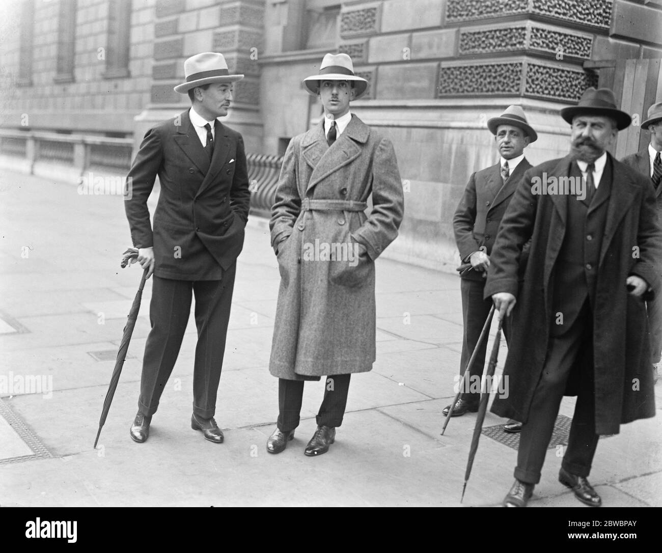 Prince héritier italien au Cenotaph le Prince héritier italien ( à droite ) regarde les Cadets navel italiens passer à la Cenotaph le jeudi 28 septembre 1922 Banque D'Images