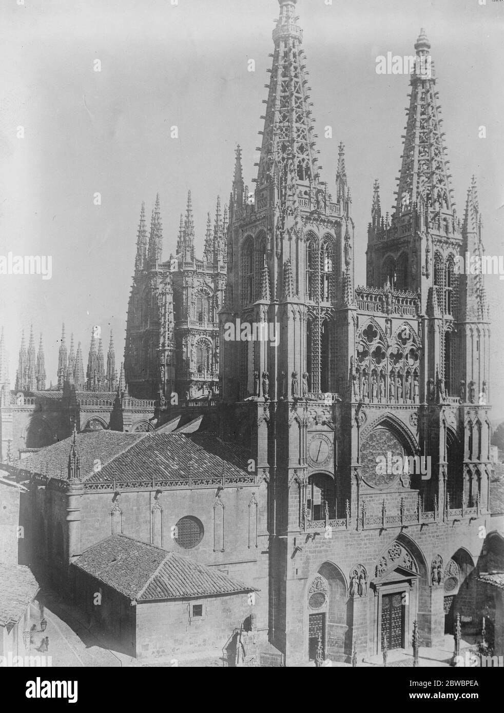 Le roi Alfonso assiste au réinhumation des os légendaires du héros espagnol, la célèbre cathédrale de Gothie à Burgos à Castille, en Espagne. Construit il y a 700 ans . Ici, en présence du roi Alfonso et du Cabinet espagnol , il vient de réenterrer les restes du héros légendaire CID espagnol, décédé le 1909 22 juillet 1921 Banque D'Images