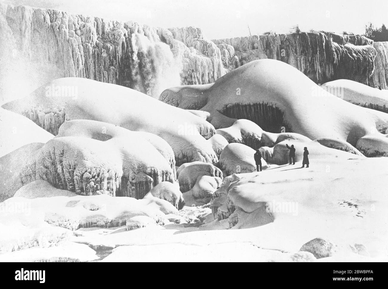 Belle sculpture d'hiver du roi UNE photo remarquable de la sculpture du roi d'hiver aux chutes de Niagara , lorsque le tempérament se situait à 12 degrés en dessous de zéro 2 février 1924 Banque D'Images