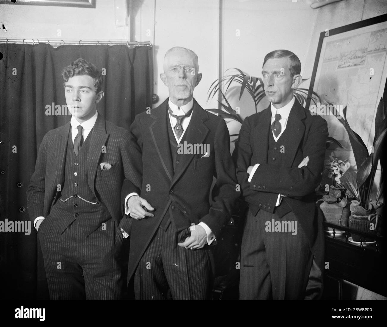 Le roi de Suède arrive à Sheerness le roi de Suède débarque du cuirassé Sverige le roi du cuirassé avec le prince Guillaume de Suède ( à droite ) et le prince Gustaf Adolf de Suède le 1er novembre 1923 Banque D'Images