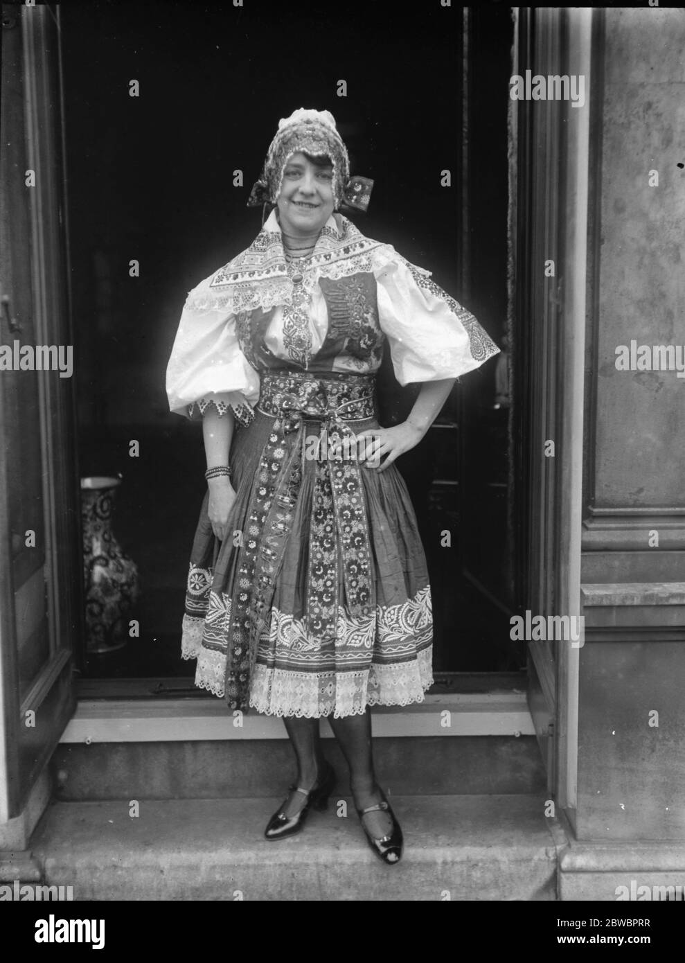 Mme Z Maskney , épouse du ministre slovaque Czecho à Londres en costume national . 1925 Banque D'Images