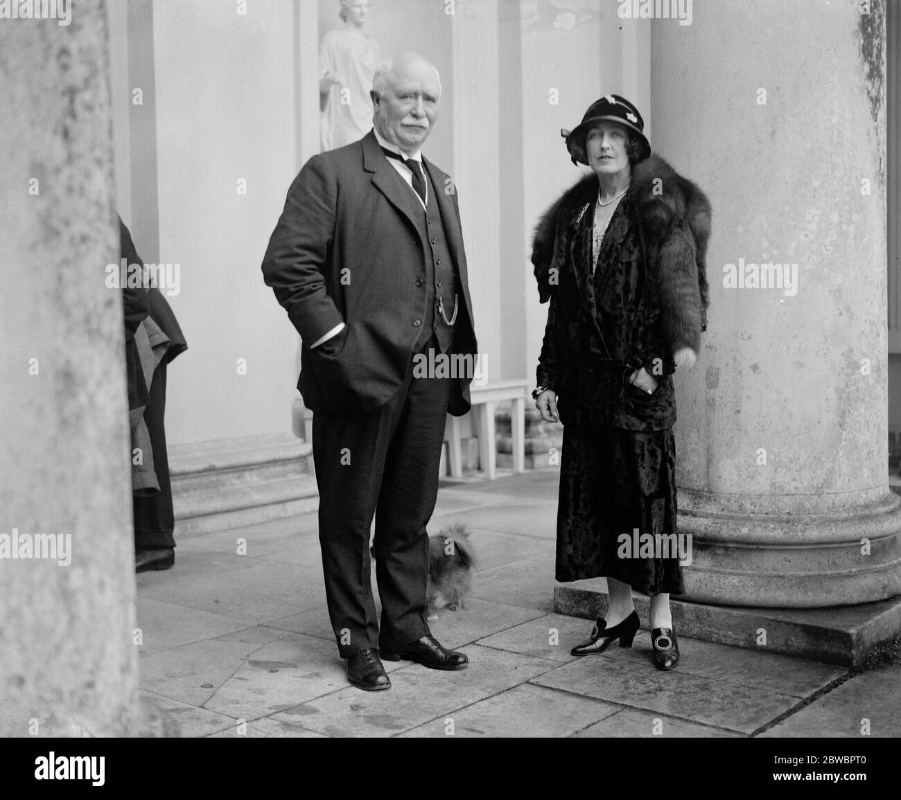 La fête de la maison de conférence impériale à Broadlands . Rencontre intéressante au colonel et à Mme Wilfred Ashley, le beau siège de campagne du Hampshire . Mme Wilfred Ashley avec le très honorable W F Massey , Premier ministre de la Nouvelle-Zélande . 21 octobre 1923 Banque D'Images