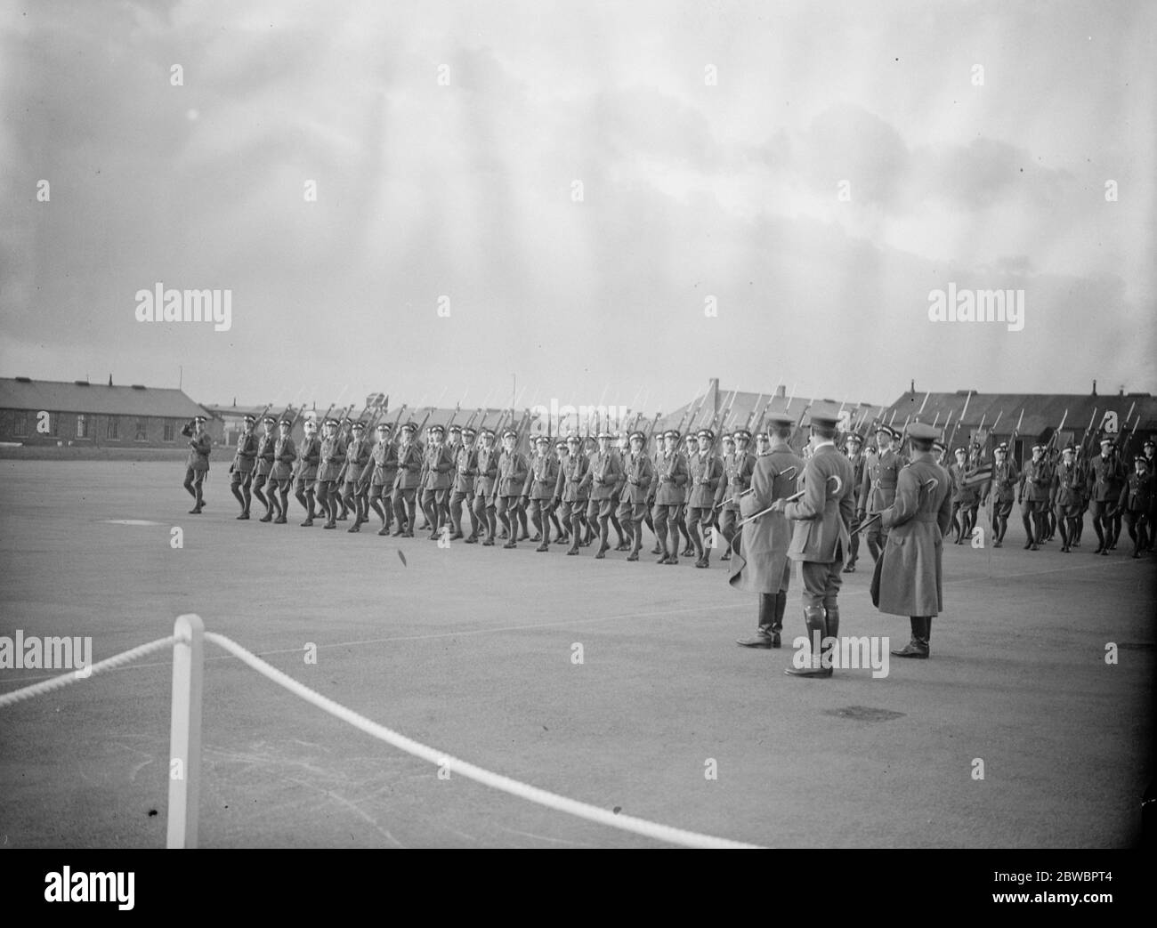 Le Commodore Air Steel a effectué une visite d'inspection au Collège des cadets de la RAF à Cranwell . Les cadets passent devant Air Commodore Steel sur la transmission comme pilotes . 19 décembre 1923 Banque D'Images