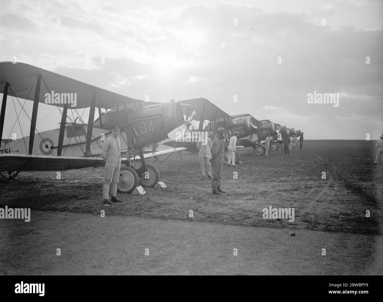 Le Commodore Air Steel a effectué une visite d'inspection au Collège des cadets de la RAF à Cranwell . Cadets et machines alignés avant de démontrer leurs capacités de vol . 19 décembre 1923 Banque D'Images