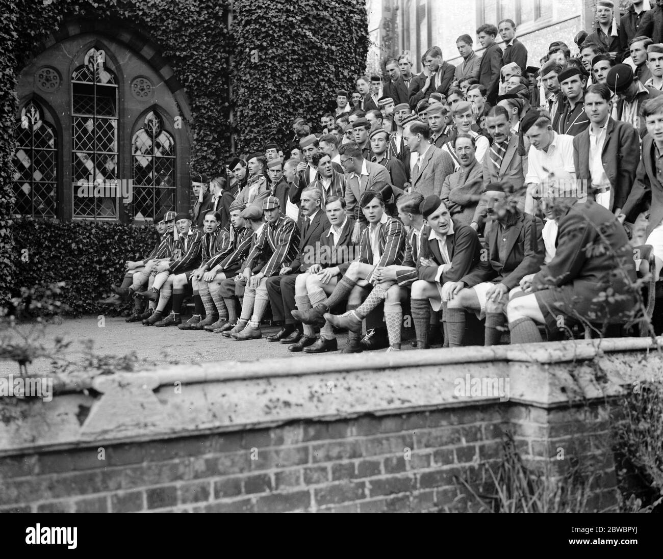 Journée du fondateur observée à l'école Harrow . Le Headmaster avec les garçons qui ont participé aux matchs de football . 7 octobre 1926 Banque D'Images