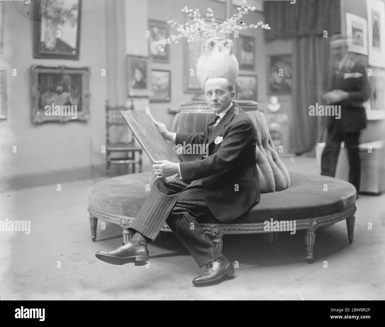 Un spectacle d'homme des œuvres de Pier Antonio Gariazzo à la galerie d'art italienne . Pier Antonio Gariazzo photographié avec une étude non finshed . 14 avril 1926 Banque D'Images