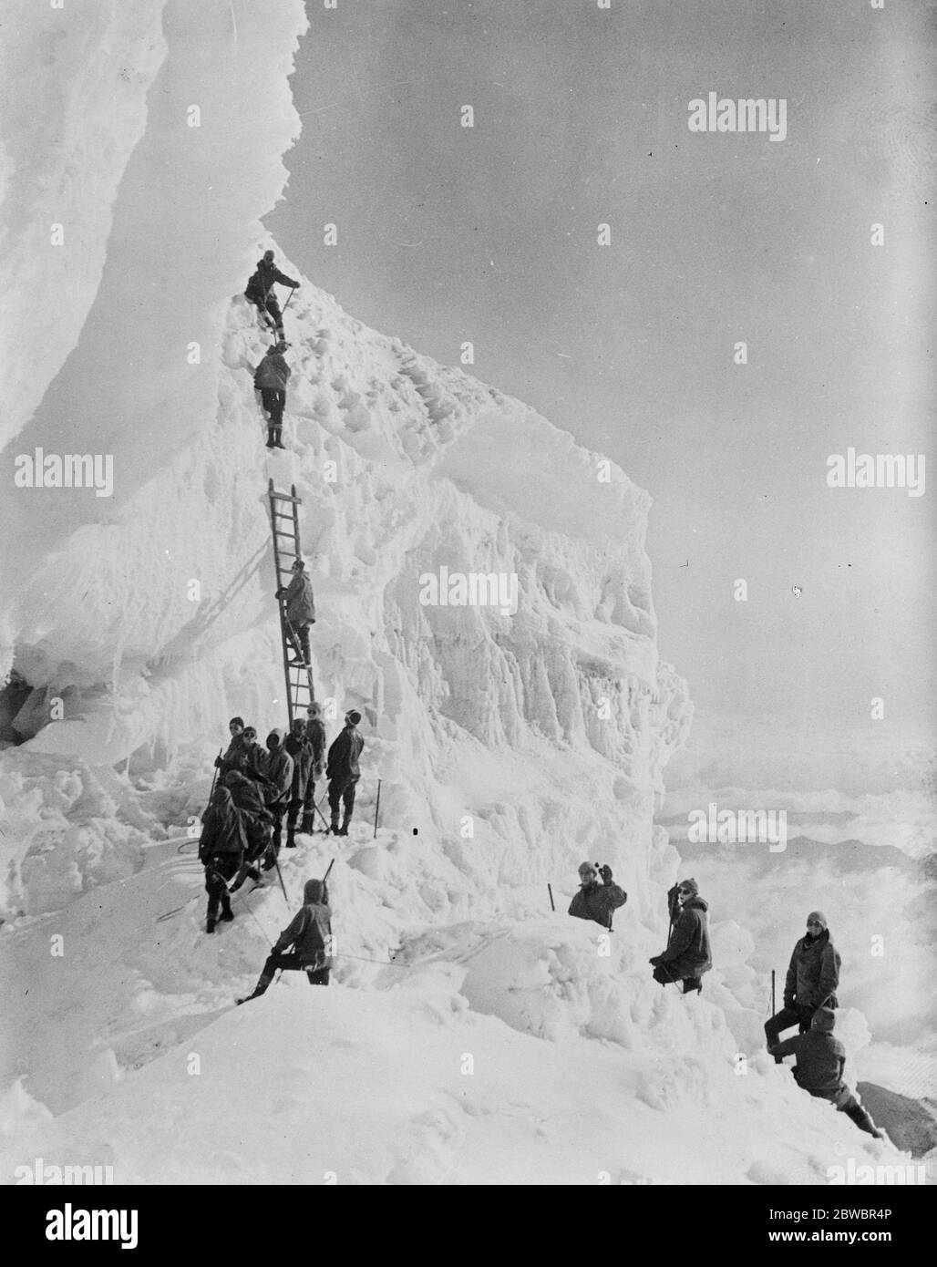 Où les sports d'hiver sont appréciés en juillet . Une photo remarquable du parc national de Rainier , Washington , États-Unis montrant des visiteurs en milieu d'été montant une formation de glace spectaculaire près du sommet du mont Rainier . 6 juillet 1926 Banque D'Images