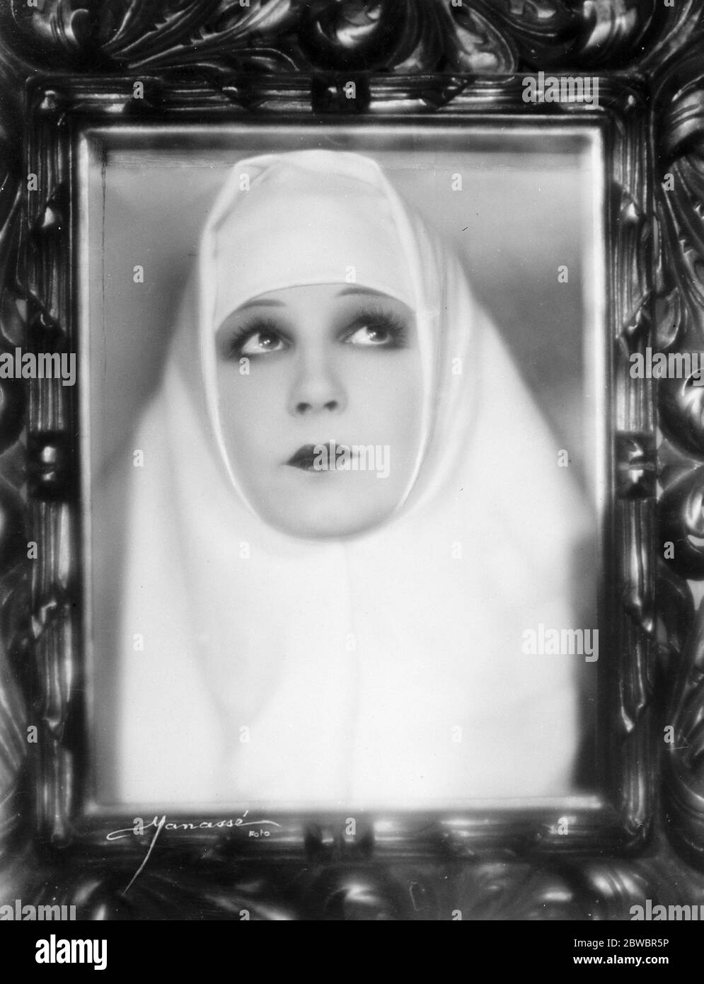 Fille de toutes nationalités dans un nouveau rôle . Mlle Lily Damita , revendiquée par les Français comme une française , par les Allemands comme un Allemand , par les Américains comme un américain , mais en fait un Viennois très cosmopolite , comme la Nun dans le film peut un Leopard changer ses taches . 27 octobre 1926 Banque D'Images