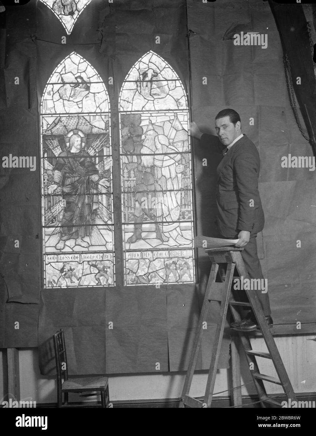 Fenêtre du Mémorial au grand acteur américain fait à Londres . Une vitrail sera bientôt dévoilée dans l'église de la Transfiguration , New York , à la mémoire de Joseph Jefferson , l'acteur américain . La fenêtre a été conçue et réalisée par James Powell et Sons , Londres . M. James Hogan , le concepteur , qui effectue son examen final de la fenêtre au studio de Londres . 14 janvier 1925 Banque D'Images