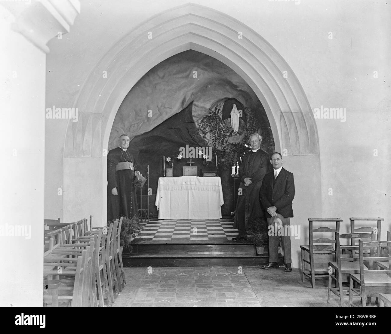 L'évêque de Brentwood dédie la nouvelle église de notre dame de Lourdes à Leigh on Sea . M. Psaila ( qui a fait un modèle de la célèbre grotte ) est vu à droite avec le Père Gilbert . Sur la gauche se trouve l'évêque de Brentwood . 21 octobre 1925 Banque D'Images