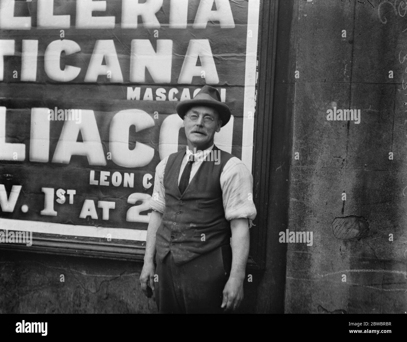 Monter une étape . M. R L Robinson , qui, après 40 ans de service sur scène au Vieux Théâtre Vic , vient d'être nommé gardien de porte de scène . 20 octobre 1924 Banque D'Images