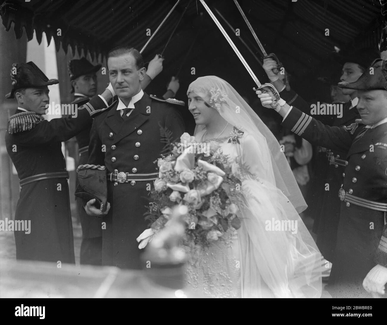 Le mariage de Sub Lt Holden Illingworth et de Miss K Sandford a eu lieu à St Margaret's , Westminster . Mariée et marié . 19 avril 1926 Banque D'Images