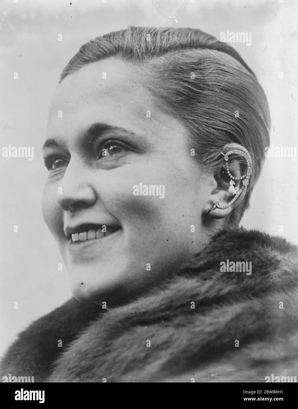 Une nouveauté London Ear ring . Une photographie de Mme Beaumont Alexander , de Londres , montrant un anneau d'oreille très nouveau . 25 novembre 1925 Banque D'Images