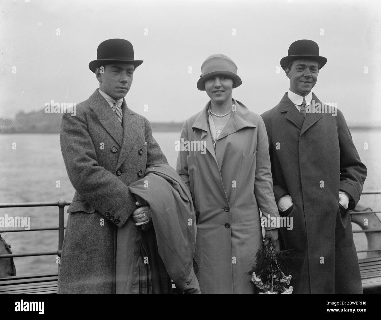 La princesse Ingrid et ses frères arrivent . La princesse Ingrid avec ses frères le prince Gustav Adolf et le prince Sigvard à Tilbury . Essex, Angleterre. 7 juin 1926 Banque D'Images
