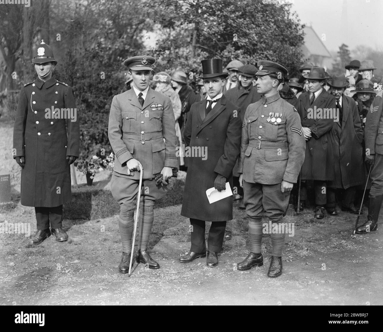 Le mémorial R 38 dévoilé à Hull Western Captain Wann ) à gauche ) , M. H Bateman ( au centre ) et le Caporal Potter , trois des survivants de l'accident lors de la cérémonie du 11 avril 1924 Banque D'Images