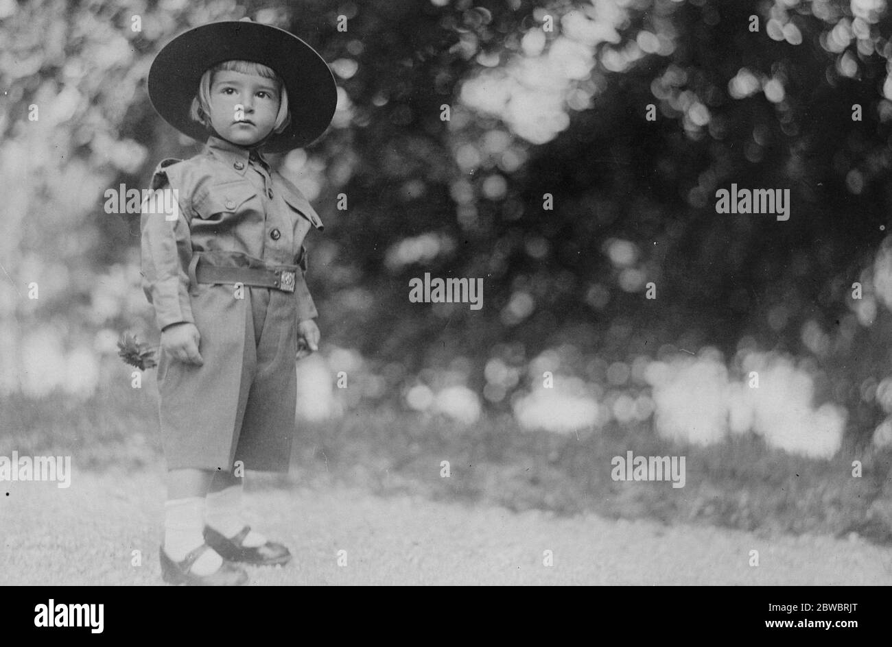 Nouvelle photographie du jeune prince héritier de Yougoslavie le prince héritier de Yougoslavie , qui a récemment célébré son troisième anniversaire , en uniforme d'un scout 17 octobre 1925 Banque D'Images