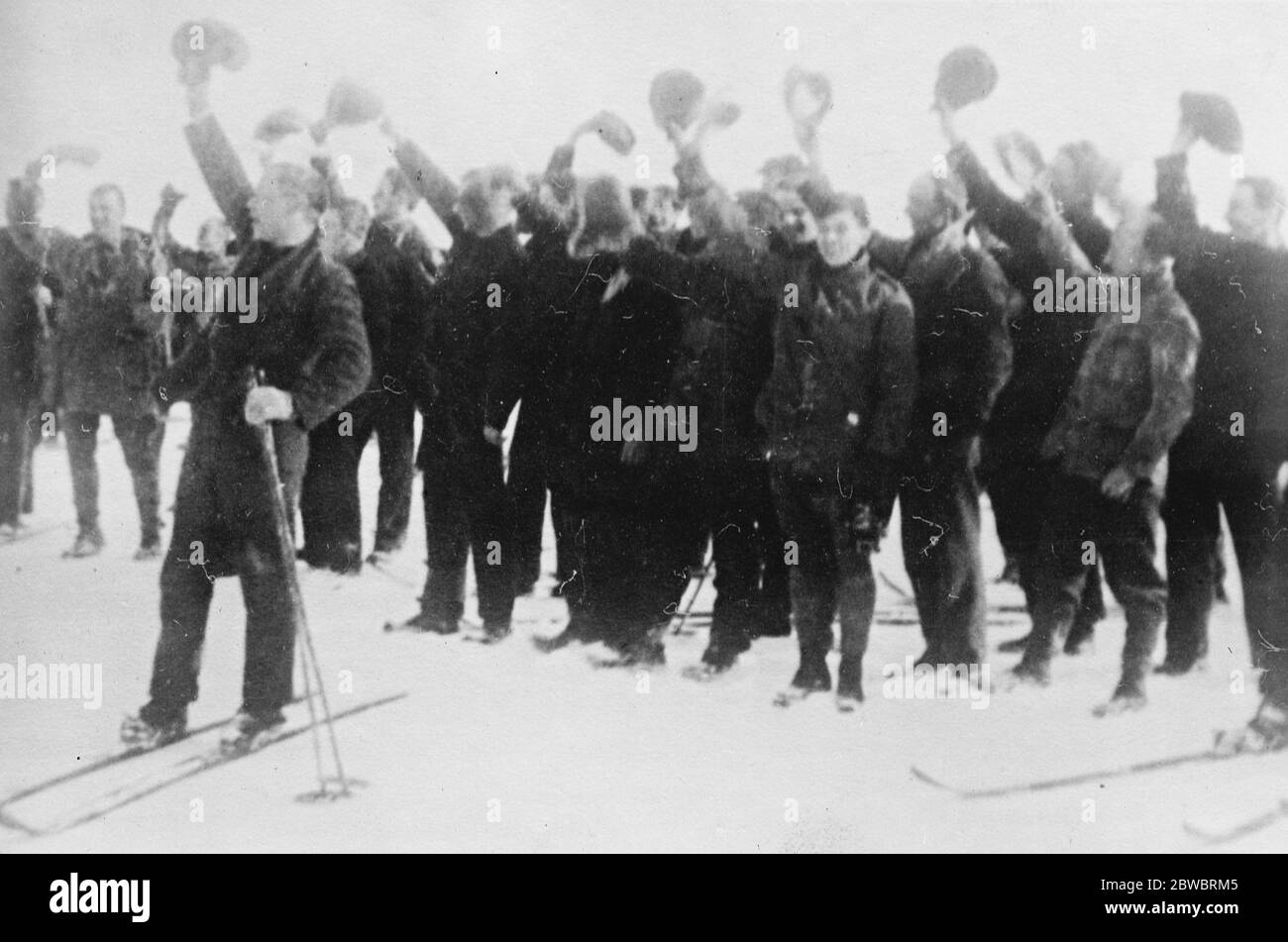 Mystère d'Amundsen ; premières photographies du début des spectateurs d'Amundsen Ellsworth applaudissent alors que les machines remontent de la glace 17 juin 1925 Banque D'Images