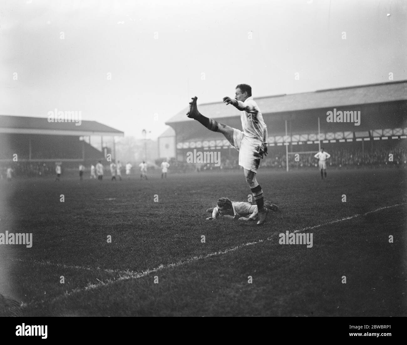 L'Angleterre contre le reste du monde à Twickenham . H L V jour donner un coup de pied à un but pour l'Angleterre 20 décembre 1924 Banque D'Images