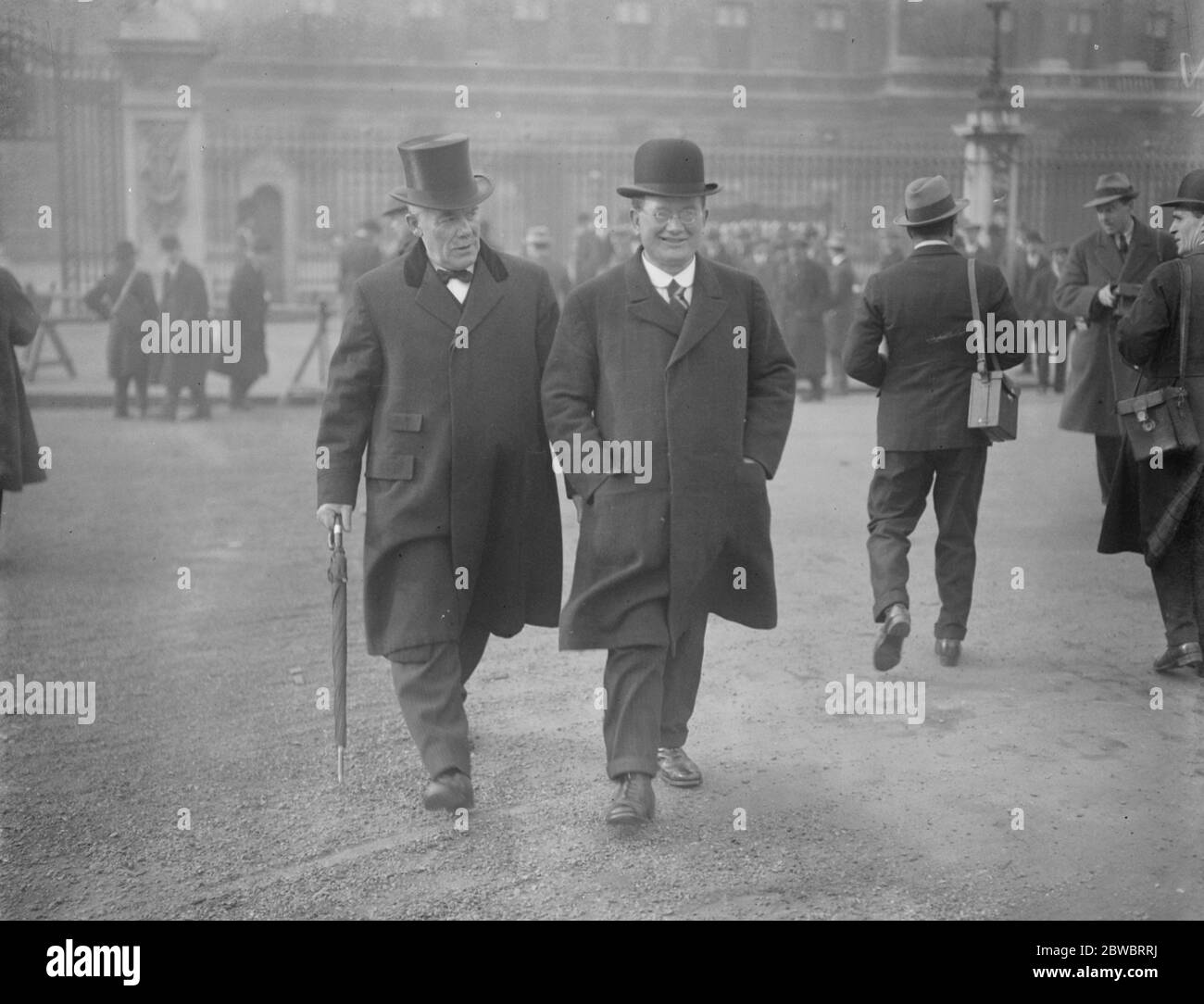 Les ministres en retraite abandonnent les sceaux de leur mandat . M. Adamson et M. Wheatley quittant le Palais . 7 novembre 1924 Banque D'Images