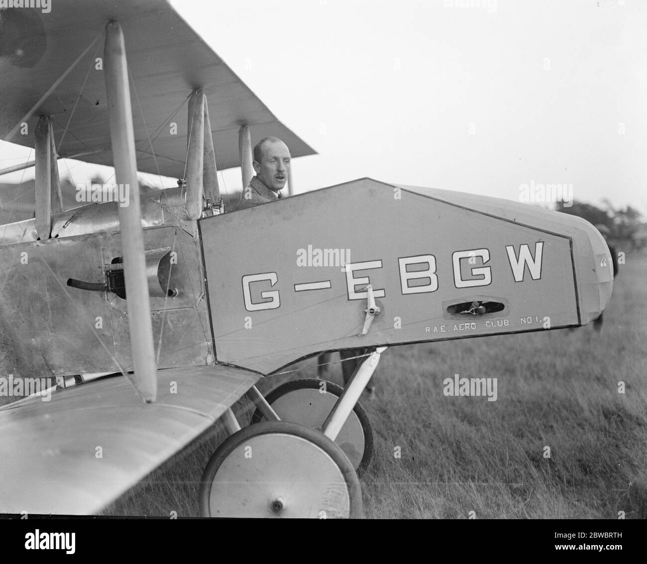 Les essais du premier biplan britannique à faible puissance ont lieu à Cove Common , Farnborough . Le pilote , Capt P W S Bulman , MC , A F C , dans la machine . 7 septembre 1923 Banque D'Images