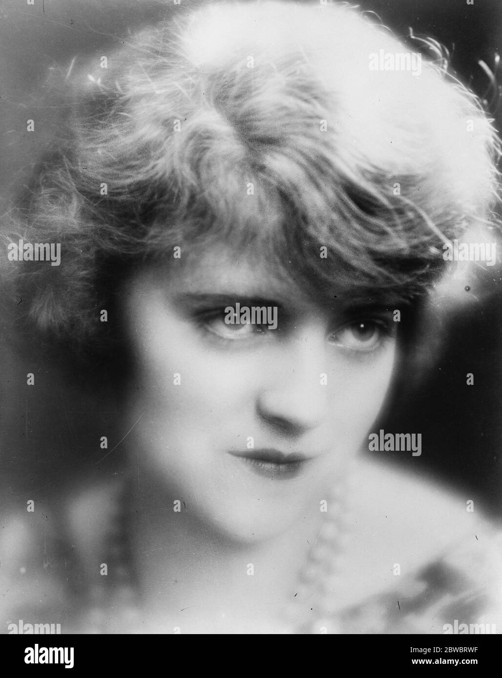 Mlle Dolly Davis une fillette galloise qui a marqué un grand succès dans le monde du film français . 24 avril 1926 Banque D'Images