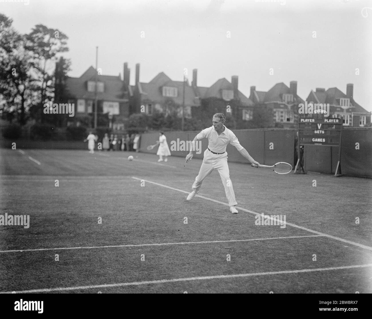 Lord Cholmondeley aux championnats de tennis de Middlesex . Lord Cholmondeley en jeu dans le championnat de tennis Middlesex à Chiswick Park . 26 mai 1925 Banque D'Images